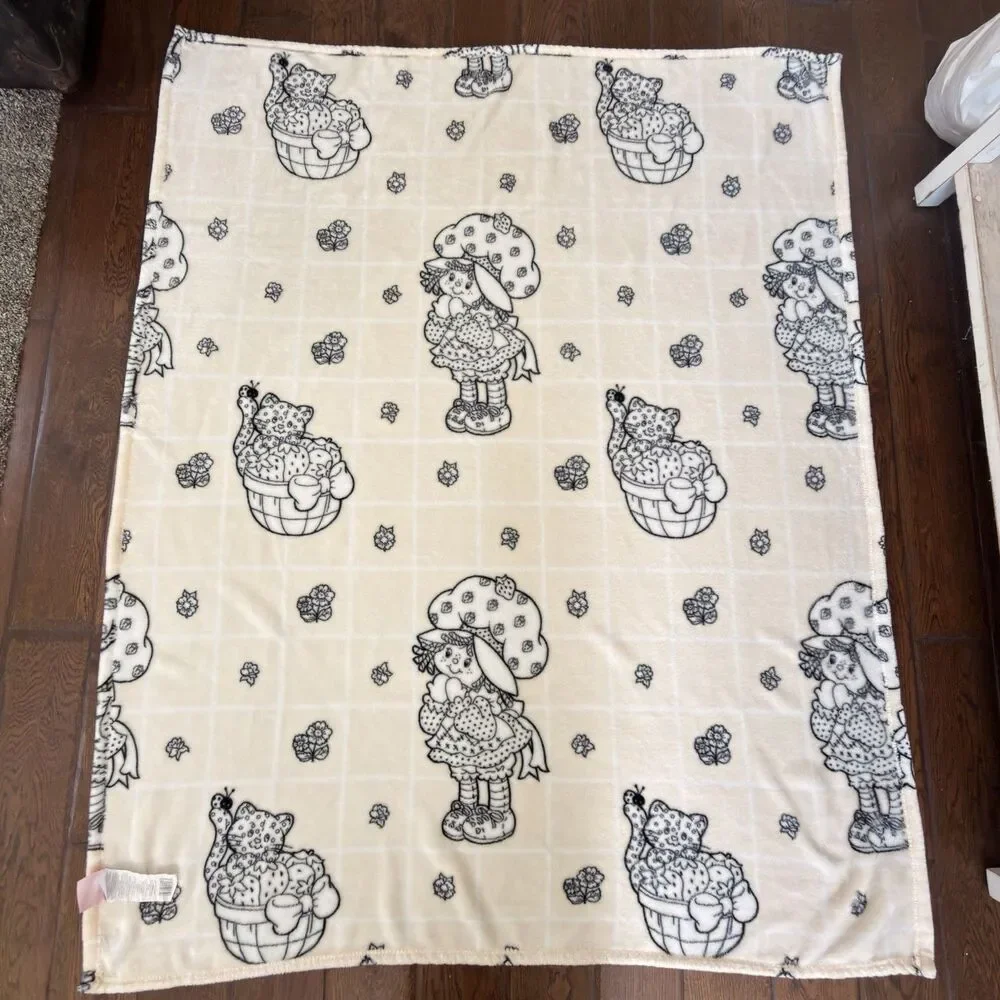 Strawberry Shortcake Custard Plush Throw Blanket 50x60 Cream Floral 2025